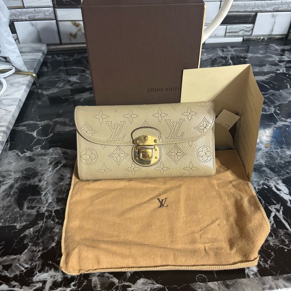 LOUIS VUITTON Porte-Feuille Amelia purse Long Wallet White Ivory Gold leather